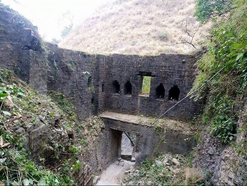 Kamlah Fort, Mandi, Himachal Pradesh - Vushii.com
